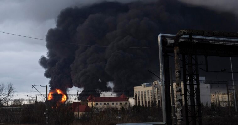 Rusia ataca instalaciones petroleras clave de Ucrania en Odesa y Kremenchuk