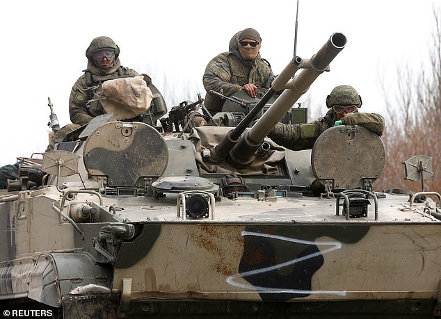 Los miembros del servicio de las tropas prorrusas conducen un vehículo blindado durante el conflicto entre Ucrania y Rusia en una carretera en las afueras de la ciudad portuaria sureña de Mariupol, Ucrania, el 10 de abril.