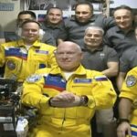 Tres cosmonautas rusos llegaron a la Estación Espacial Internacional vistiendo trajes de vuelo amarillos y azules a fines de marzo, que según algunas personas se asemejan a los colores nacionales de Ucrania.