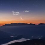Saturno, Venus y Marte aparecerán en un triángulo en el cielo nocturno, junto a la franja de la luna creciente.  La delicia cósmica es el resultado de una conjunción planetaria, lo que hace que los planetas aparezcan cerca uno del otro en el cielo nocturno.
