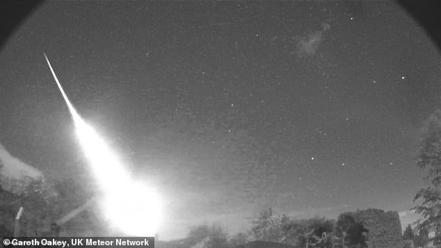 Bola de fuego sobre Shropshire el jueves 14 de abril a las 00:45 horas.  Se cree que el meteorito aterrizó en algún lugar al sur de la ciudad comercial de Shrewsbury.