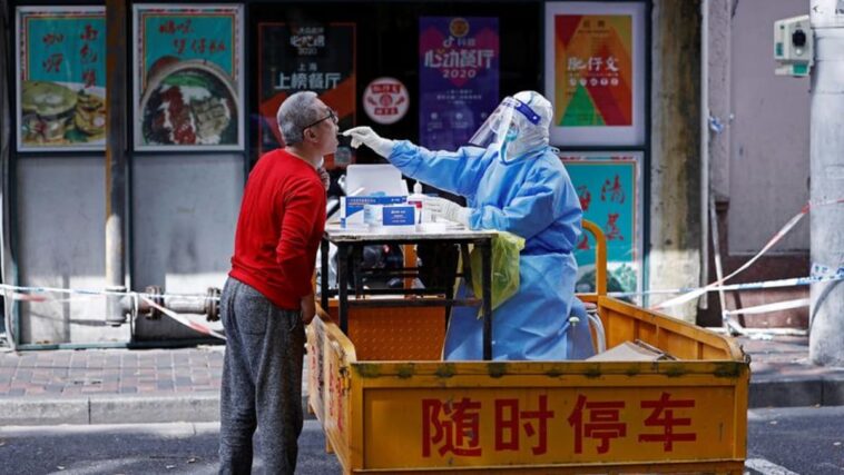 Shanghái informa 12 nuevas muertes por COVID-19 a medida que aumenta la frustración