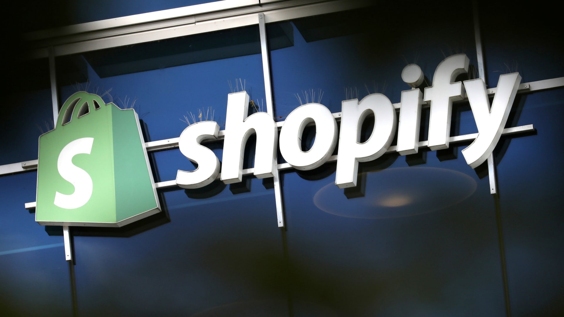 Shopify planea una división de acciones de 10 por 1, mira la 'acción del fundador' para proteger el poder de voto del CEO
