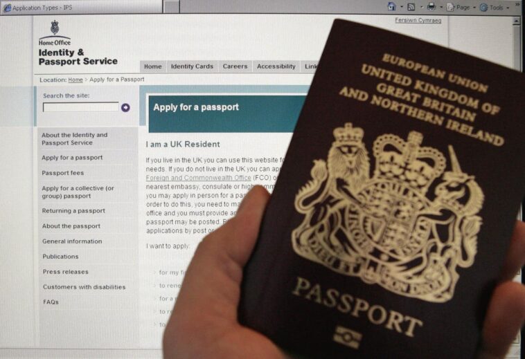 Solicite nuevos pasaportes 'lo antes posible' para las vacaciones de verano, advierte el ministro