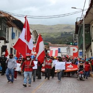 Trabajadores peruanos protestan para exigir aumento de salario mínimo