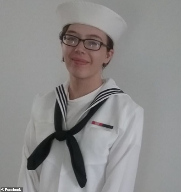 Natasha Huffman, electricista de comunicaciones interiores de tercera clase, que fue asignada al portaaviones de propulsión nuclear USS George Washington, murió el 10 de abril por causas desconocidas.