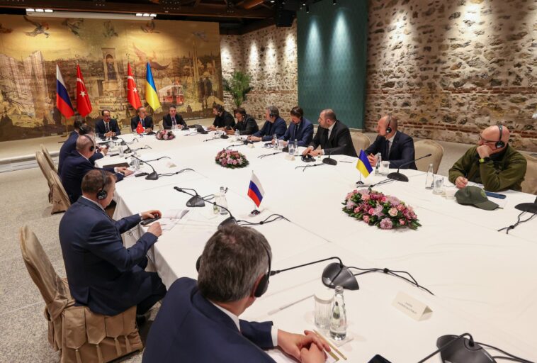 Ucrania busca garantías de seguridad 'más fuertes que las de la OTAN', describe otros términos para el acuerdo de paz con Rusia