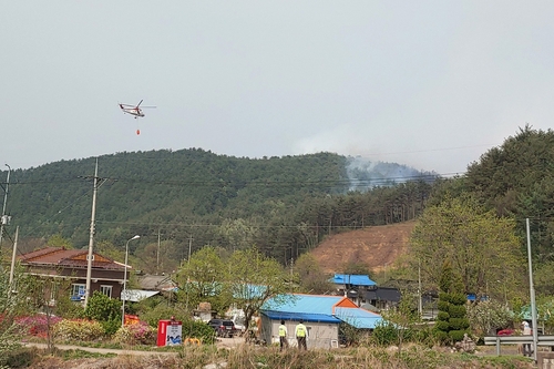 Un incendio forestal de rápida propagación en el noreste amenaza los hogares y obliga a la evacuación