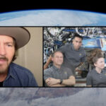 Vea a Eddie Vedder hablar sobre el cambio climático con los astronautas de la ISS en el video del Día de la Tierra