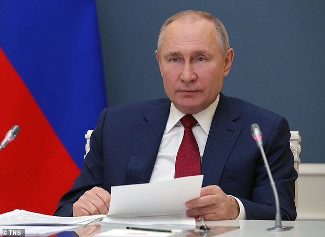 Vladimir Putin (en la foto) está acusado de hacer retroceder a Rusia a 1937 después de establecer líneas telefónicas directas y sitios web para que los