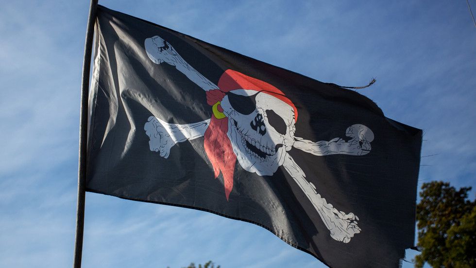 West acusado de 'piratería'
