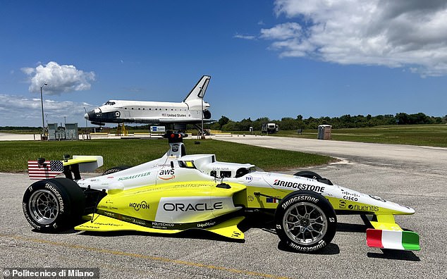 El automóvil, desarrollado por un equipo del Politecnico di Milano, llamado PoliMOVE, es totalmente autónomo y salió a la pista en la pista de aterrizaje del transbordador espacial en el Centro Espacial Kennedy de la NASA esta semana.