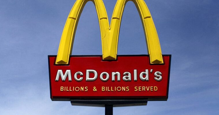 ¿Cajita Feliz?  Subidas de precios de McDonald's compensan problemas en Rusia y China