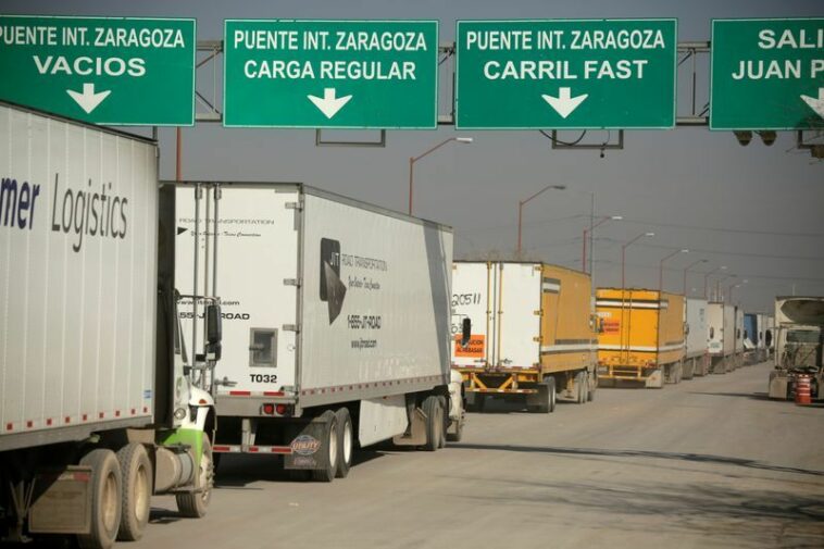 100 inmigrantes ilegales encontrados dentro de un camión cerca de la frontera de EE.UU.-México