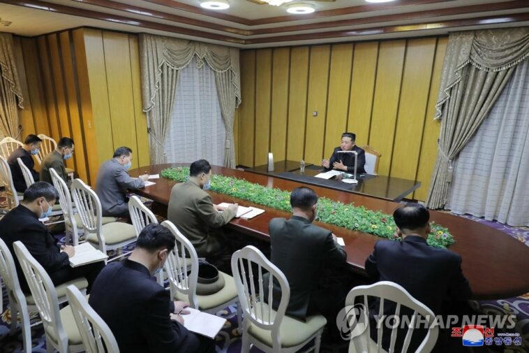 (AMPLIACIÓN) Corea del Norte reporta 6 muertes por COVID-19 en medio de una propagación 'explosiva' de fiebre