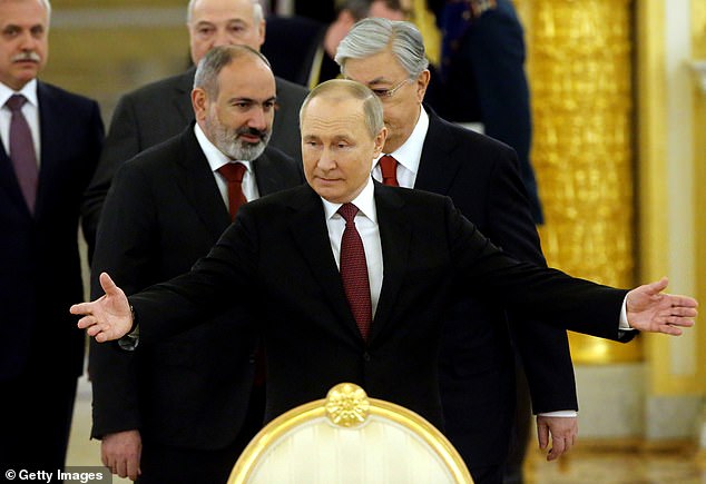 El presidente ruso, Vladimir Putin, en el Gran Palacio del Kremlin en Moscú el lunes.