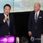 (AMPLIACIÓN) Yoon y Biden visitan el centro de operaciones de la Fuerza Aérea