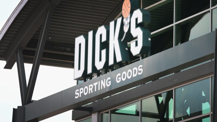 Acciones que realizan los mayores movimientos previos a la comercialización: Dick's Sporting, Express, Wendy's y más
