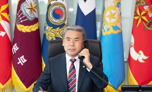 (AMPLIACIÓN) Los jefes de defensa de Corea del Sur y EE. UU. enfatizan la necesidad de desplegar activos estratégicos en una llamada telefónica