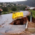 Refugios de víctimas de inundaciones en Sudáfrica dañados por más lluvias