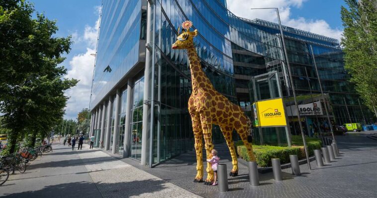 6 metros de altura y multicolor: Potsdamer Platz tiene una nueva jirafa de Lego