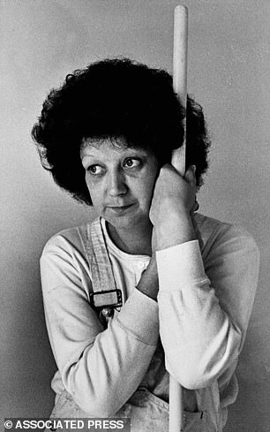 Norma McCorvey, conocida como 'Jane Roe', aparece en la foto en enero de 1983. Una década antes había ganado un caso de aborto histórico, pero el bebé que deseaba abortar, Shelley Lynn Thornton, nació antes de que el caso concluyera.