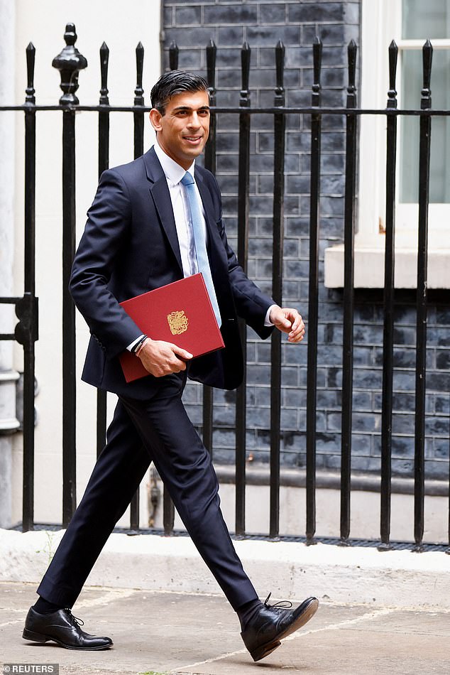 El canciller británico de Hacienda, Rishi Sunak, deja Downing Street hoy.