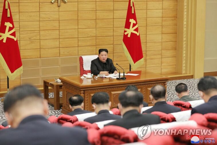 (AMPLIACIÓN) El líder de Corea del Norte dice que su país enfrenta una "gran agitación" debido a la propagación de la COVID-19