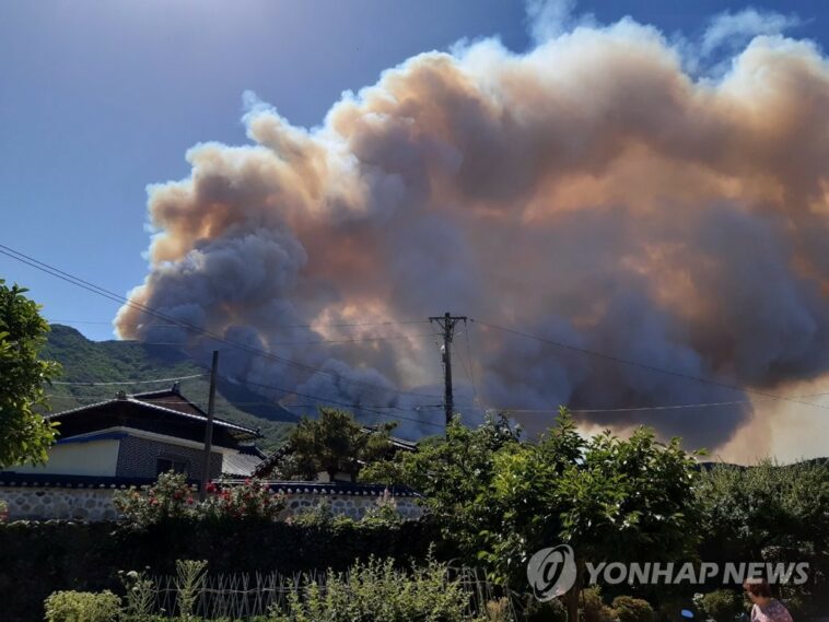 (AMPLIACIÓN) Más de 1.000 personas evacuadas por incendio forestal en Miryang