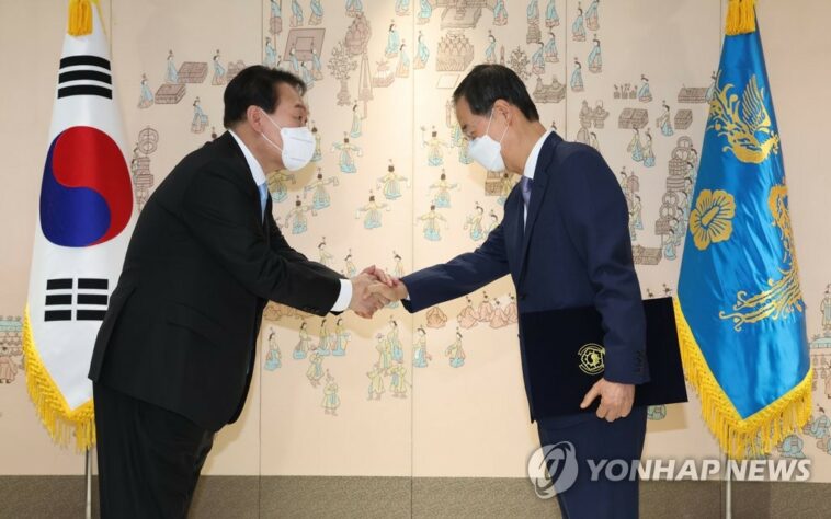 (AMPLIACIÓN) Yoon nombra a Han como primer ministro después de la confirmación parlamentaria