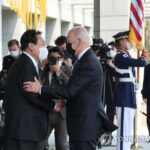 (AMPLIACIÓN) Yoon y Biden acuerdan ampliar ejercicios militares conjuntos en medio de amenazas de Corea del Norte