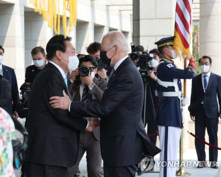 (AMPLIACIÓN) Yoon y Biden celebran primera cumbre sobre Corea del Norte y economía