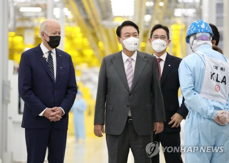 (AMPLIACIÓN) Yoon y Biden recorren la planta de chips de Samsung antes de la cumbre