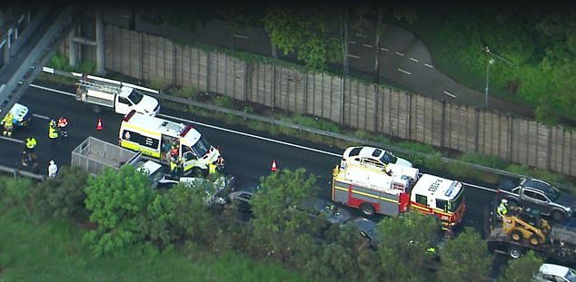 Un gran accidente que involucró hasta 15 autos causó grandes retrasos en el tráfico para los viajeros que se dirigían al distrito central de negocios de Brisbane el martes por la mañana (en la foto, equipos de servicios de emergencia en el lugar)