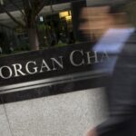 Acciones que realizan los mayores movimientos al mediodía: JPMorgan Chase, Gap, VMWare y más