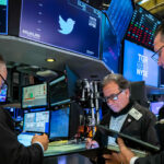 Acciones que realizan los mayores movimientos al mediodía: Twitter, Affirm, Robinhood y más
