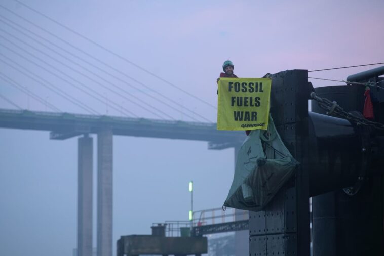 Activistas de Greenpeace arrestados tras bloquear petrolero ruso en el Támesis