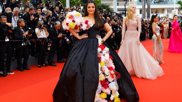 Aishwarya Rai camina por la alfombra roja del Festival de Cine de Cannes con un extravagante vestido floral.  ver fotos