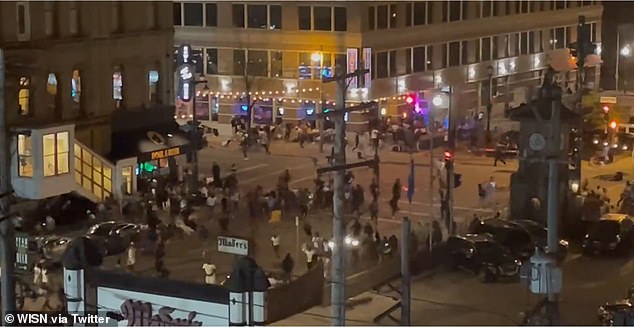 Las imágenes de la escena mostraron a miles de personas corriendo en todas direcciones después de que sonaron los disparos alrededor de las 11 p.m. del viernes en Milwaukee.