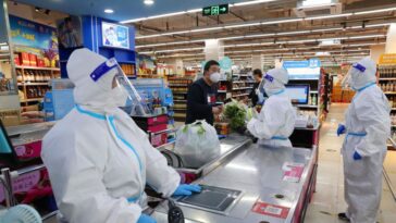 Algunos en Shanghái pueden salir de compras a medida que la ciudad se muda para aliviar el bloqueo de COVID-19