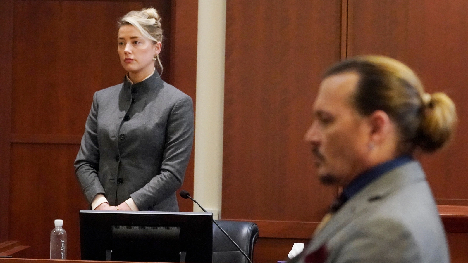 Amber Heard niega haber defecado en la cama de Johnny Depp, dice que el ex Elon Musk era un 'verdadero caballero' mientras se reinician los testimonios
