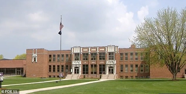 Una amenaza de bomba cerró todas las escuelas en un distrito escolar de Wisconsin el sábado, días después de que tres estudiantes de secundaria fueran investigados por negarse a dirigirse a su compañero de clase no binario por sus pronombres preferidos.