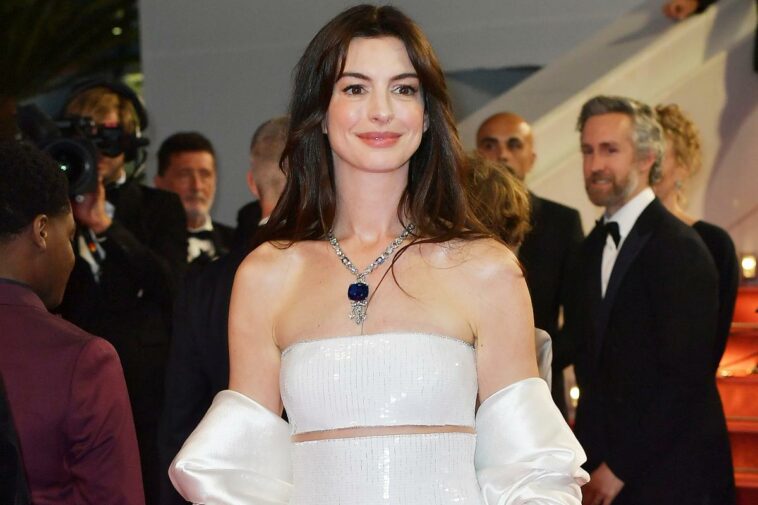 Anne Hathaway deslumbra en su debut en la alfombra roja del Festival de Cine de Cannes