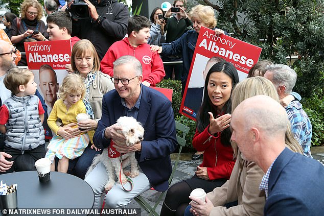 Anthony Albanese ha estado lleno de seguidores que lo adoran después de que salió a caminar con su cavoodle Toto para celebrar su victoria electoral.