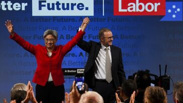 El líder de la oposición australiana Anthony Albanese (derecha) y la ministra de Asuntos Exteriores en la sombra, Penny Wong, en el lanzamiento de su campaña en Perth.
