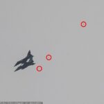 Este es el momento aterrador en el que dos aviones de combate franceses chocaron en el aire durante una exhibición aérea nacional en una base militar en el suroeste de Francia el domingo (escombros en un círculo)
