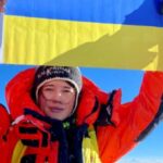 Bandera ucraniana en la cumbre del Everest