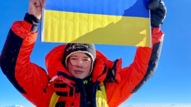 Bandera ucraniana en la cumbre del Everest