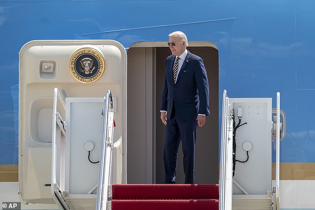 El presidente Joe Biden abordó el Air Force One el jueves al comienzo de un viaje a Seúl, Corea, su primer viaje a Asia como presidente.  Firmará un proyecto de ley de $ 40 mil millones para brindar apoyo a Ucrania