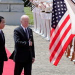 El presidente estadounidense Joe Biden y el primer ministro japonés Fumio Kishida revisan una guardia de honor durante una ceremonia de bienvenida para el presidente Biden, en la casa de huéspedes estatal del Palacio de Akasaka en Tokio, Japón, el 23 de mayo de 2022. Eugene Hoshiko/Pool vía REUTERS